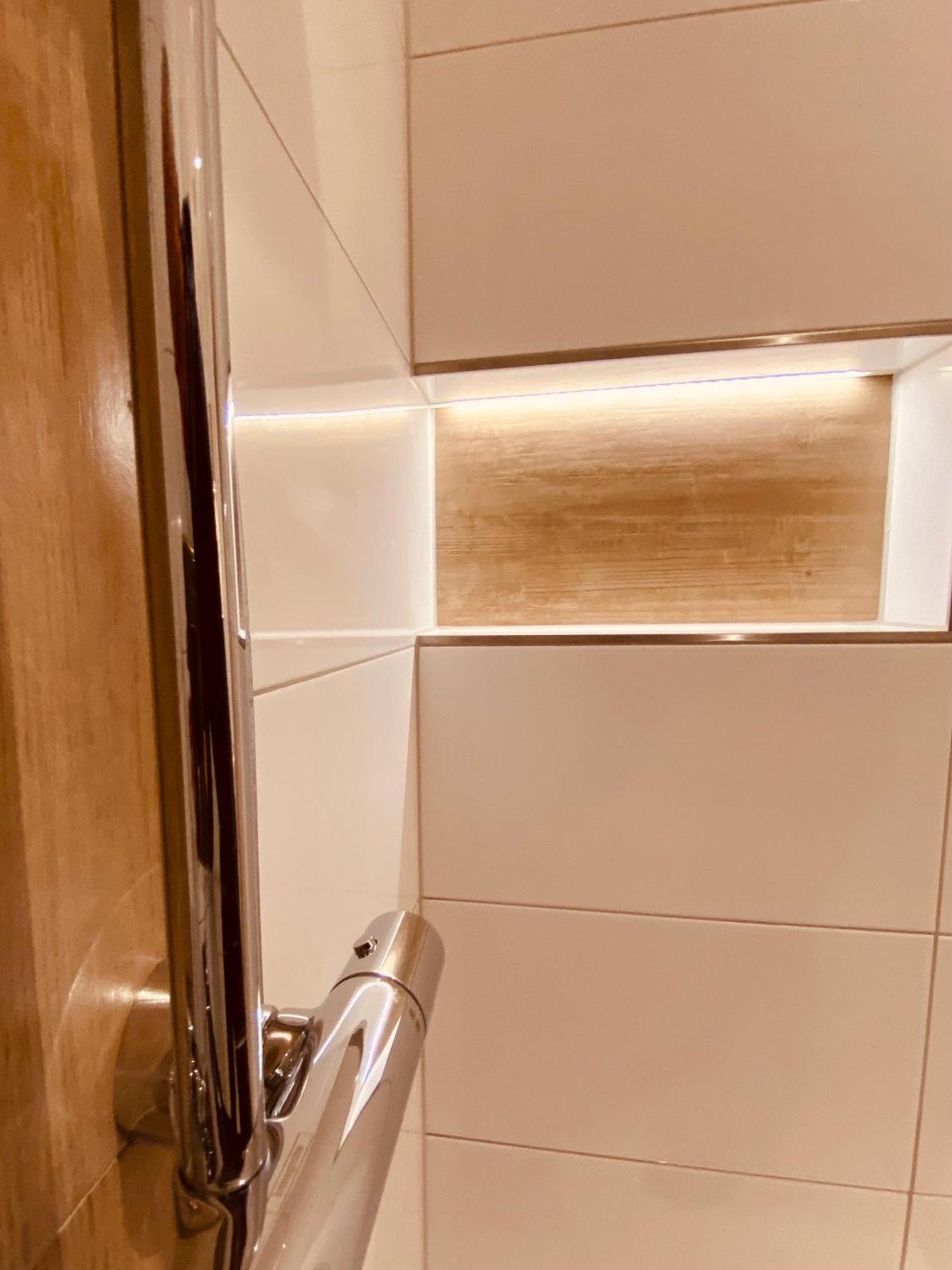 Hochwertige Ferienwohnung Mit 7Qm Balkon, Netflix, Kaffeeautomat, Rainshower Bad Zwickau Esterno foto