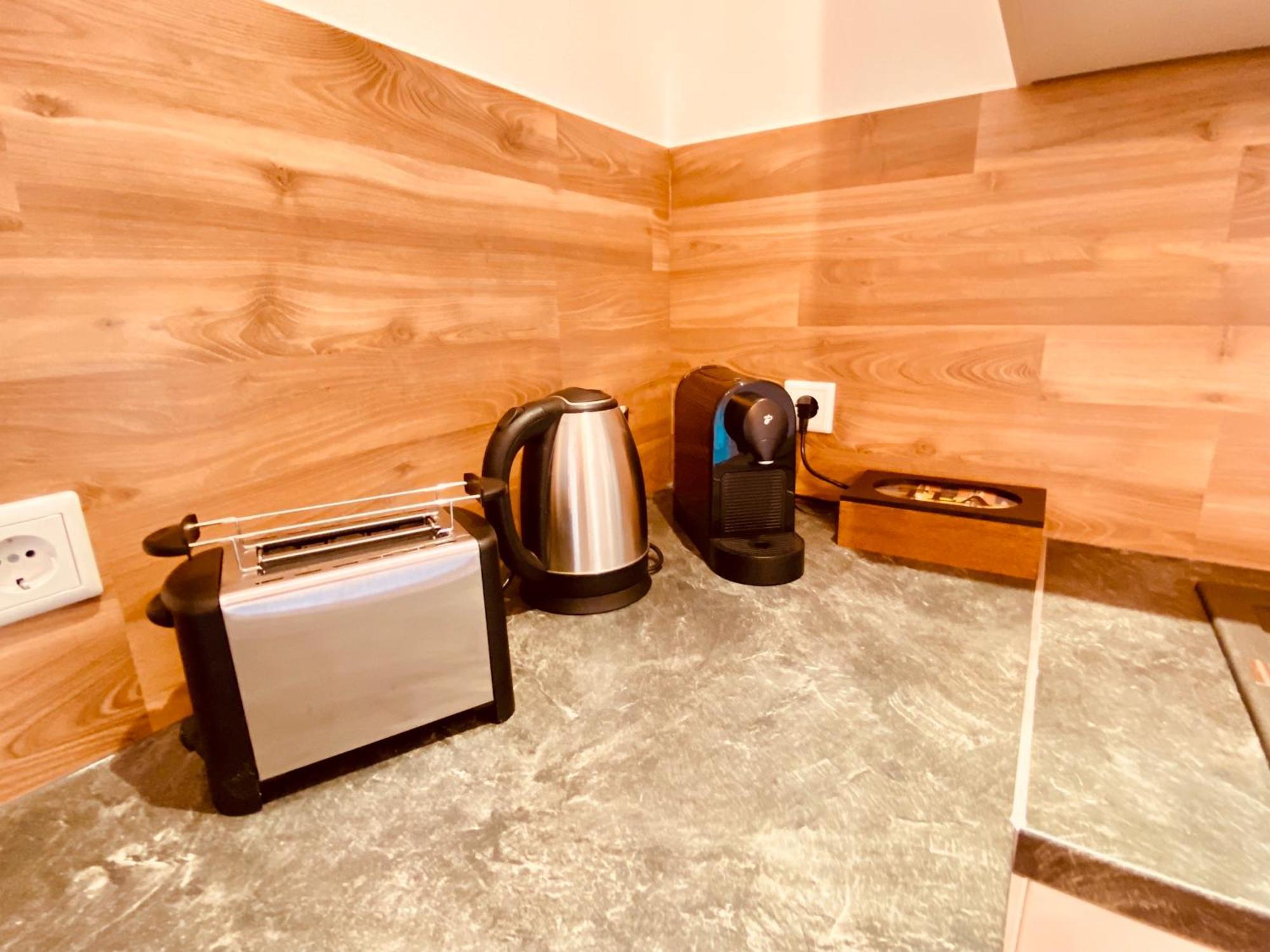 Hochwertige Ferienwohnung Mit 7Qm Balkon, Netflix, Kaffeeautomat, Rainshower Bad Zwickau Esterno foto
