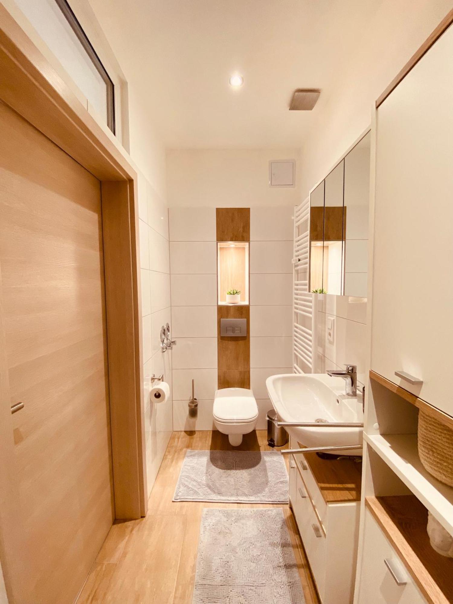 Hochwertige Ferienwohnung Mit 7Qm Balkon, Netflix, Kaffeeautomat, Rainshower Bad Zwickau Esterno foto